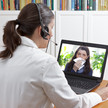 Symbolbild: Eine Ärztin vor einem Laptop während einer Videosprechstunde.