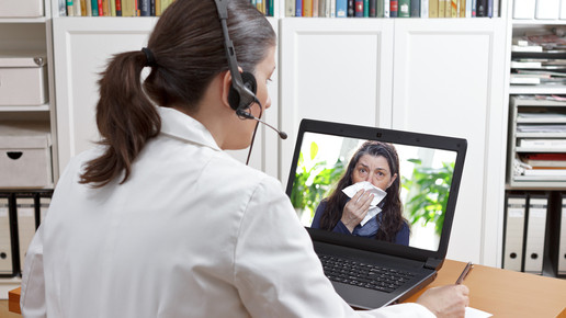Symbolbild: Eine Ärztin vor einem Laptop während einer Videosprechstunde.