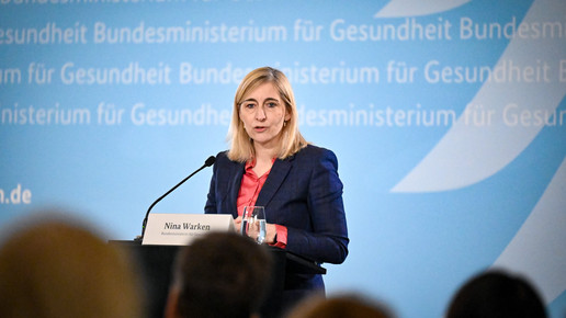 Nina Warken auf der Bühne