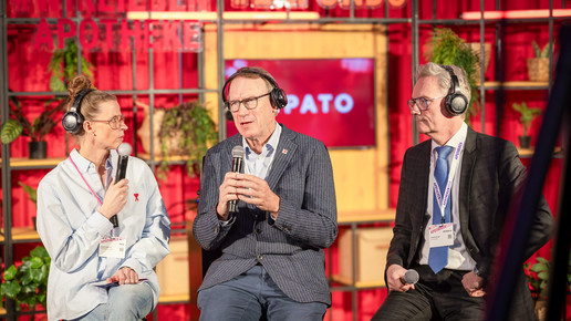 Nadine Tröbitscher, Thomas Preis und Sebastian Berges bei der APOTHEKENTOUR