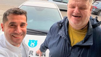 Foto: Inhaber Ugur Bagli mit Fahrer Karl-Heinz Tulke