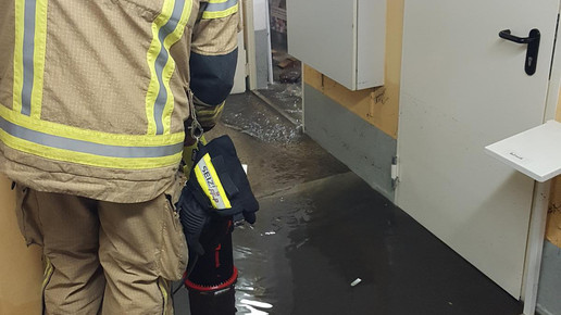 apo ueberflutet feuerwehr keller aa