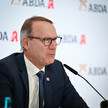 Thomas Preis spricht bei der Abda-PK auf dem Podium