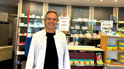 Apotheker Christian Eigenstetter in seinem Betrieb. Mehr dazu im Artikel.