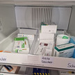 Kühlschrank in einer Apotheke mit Medikamenten für Abholer und Schicker.