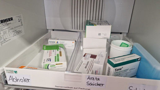 Kühlschrank in einer Apotheke mit Medikamenten für Abholer und Schicker.