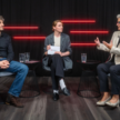 Rechts sitzt Simone Borchardt, gesundheitspolitischen Sprecherin der Union, MDB und links sitzt Ates Gürpinar, stellvertretende Parteivorsitzende Die Linke. Sie führen ein Gespräch mit Gesprächsführung: Lilith Teusch, welche in der Mitte im Studio von ELPATO sitzt. 