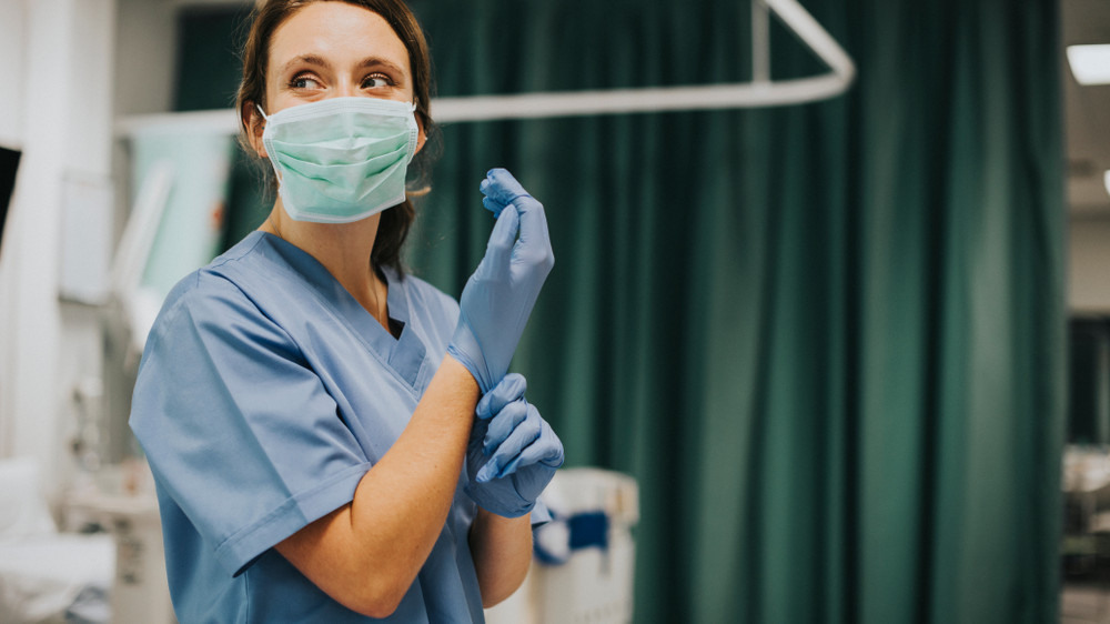 Als-Krankenschwester-verkleidet-Patientin-klaut-Medikamente