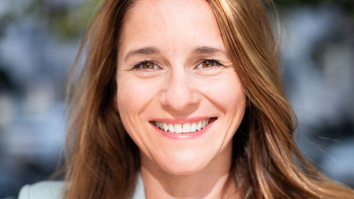 Professor Dr. Mandy Mangler lächelnd im Portrait