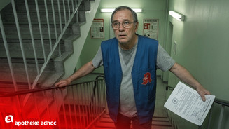 KI-Montage: Ein Apothekenbote mit Formular in der Hand in einem Treppenhaus