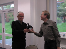 Ao G J. Schreeck re. dankt W. Ernst