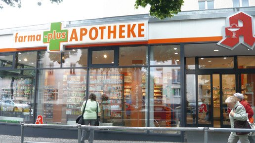 Eine Farma-Plus-Apotheke von außen. Mehr dazu im Artikel.