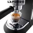 Erstklassige Kaffeeausstattung für Apotheke & Zuhause LAPONDO Logo über einer Kaffeemaschine, die frischen Kaffee in eine Tasse brüht.