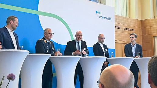 Personen von links: Andreas Burkhardt, Pro Generika (v.l), Oberstapotheker Klaubert Bernd, Heiko Rottmann-Großner, Abteilungsleiter BMG, Markus Feldenhauer, Qyobo und Dr. Stefan Pilsinger (CSU) auf dem Podium. 