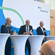 Personen von links: Andreas Burkhardt, Pro Generika (v.l), Oberstapotheker Klaubert Bernd, Heiko Rottmann-Großner, Abteilungsleiter BMG, Markus Feldenhauer, Qyobo und Dr. Stefan Pilsinger (CSU) auf dem Podium. 