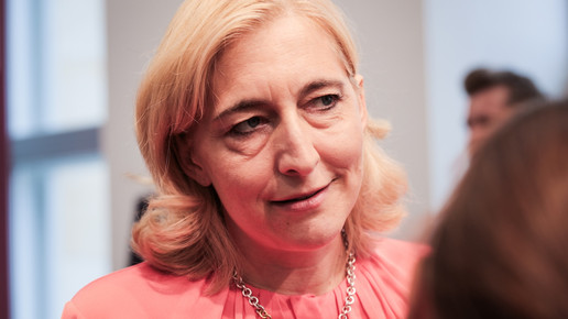 Nina Warken hört zu