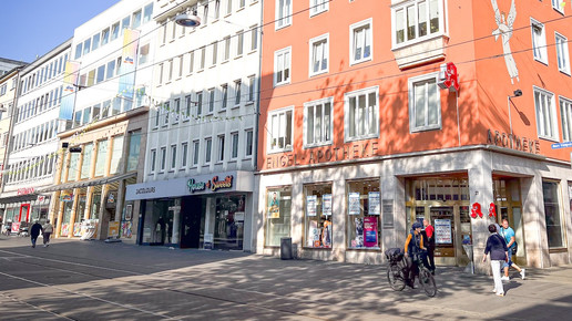Die Engel-Apotheke in der Fußgängerzone in Kassel von außen. Mehr dazu im Artikel.