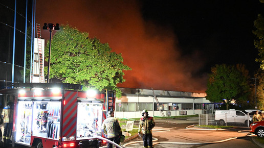 Feuer im Gewerbegebiet, Freiburg, Feuerwehr löscht/beoabachtet