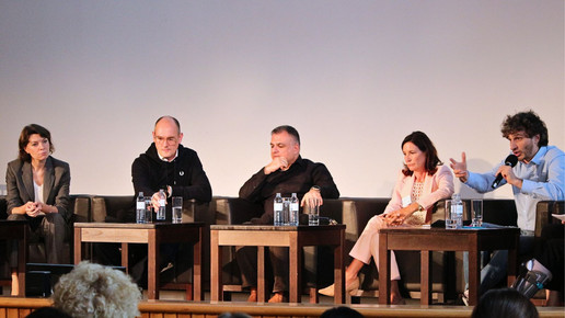 Personen auf dem Podium: Emmi Zeulner (CSU), Janosch Dahmen (Grüne), Christos Pantazis (SPD), Professor Dr. Nicola Buhlinger-Göpfarth, haev, Ates Gürpinar (Linke).