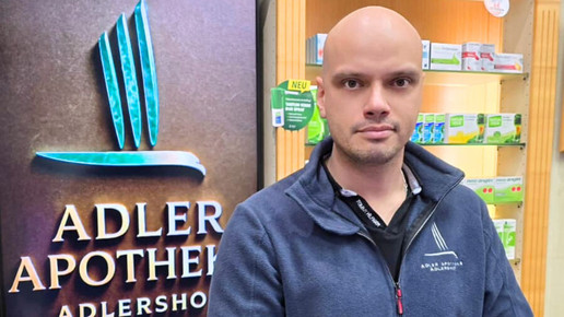 Apotheker Oskar Lienau in seiner Apotheke. Mehr dazu im Artikel.