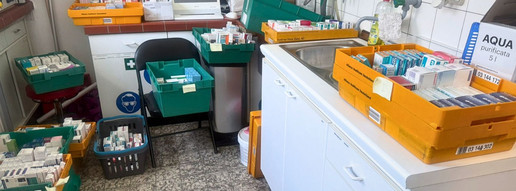 Defekter Kommissionierer: Apothekenbetrieb aus Kisten Kisten mit Arzneimitteln in der Limes Apotheke