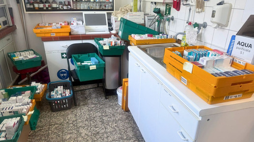 Kisten mit Arzneimitteln in der Limes Apotheke
