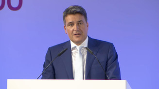 Sanacorp: Sparprogramm und Rumpfgeschäftsjahr Sanacorp-Chef Patrick Neuss auf der Bühne