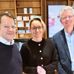 Inhaber: Preisbindung muss rechtlich abgesichert werden Personen v.l.: Apotheker Hauke Stange, Oberbürgermeisterin Dr. Christiana Bauer und Thomas Rochell, Vorstandsvorsitzender des Apothekerverbandes Westfalen-Lippe.