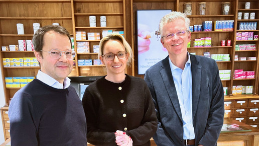 Personen v.l.: Apotheker Hauke Stange, Oberbürgermeisterin Dr. Christiana Bauer und Thomas Rochell, Vorstandsvorsitzender des Apothekerverbandes Westfalen-Lippe.