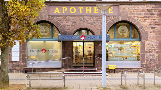 Foto: Außenfassade und Eingangsbereich der Brunnen-Apotheke in Bad Pyrmont