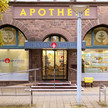 Foto: Außenfassade und Eingangsbereich der Brunnen-Apotheke in Bad Pyrmont
