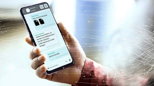 Cherrys Ti-Messenger auf einem Handy-Display veranschaulicht