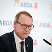 Thomas Preis spricht bei der Abda-PK auf dem Podium