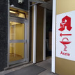 Symbolbild: Hinweisschild auf Arztpraxis und Apotheke