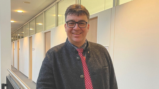 Helge Schwab lächelt. Mehr dazu im Artikel.