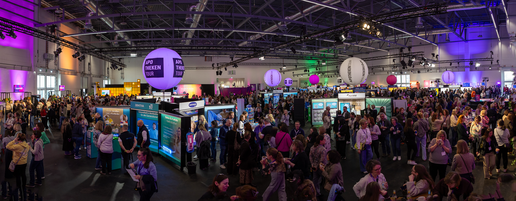 Belebte Atmosphäre bei der APOTHEKENTOUR 2026 in der Koelnmesse: Apotheker:innen, PTAs und PKAs im regen Wissensaustausch an den Ausstellungsständen.