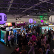 Belebte Atmosphäre bei der APOTHEKENTOUR 2026 in der Koelnmesse: Apotheker:innen, PTAs und PKAs im regen Wissensaustausch an den Ausstellungsständen.