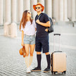 Die Abbildung zeigt ein junges Pärchen. Sie ist angezogen mit einer kurzen Jeans und einen weißen T-Shirt, hat einen Sommerhut in der Hand. Er ist ganz in dunkelblau angezogen, T-Shirt, kurze Hose. Sie tragen beide Reise Kniestrümpfe, vor ihnen steht ein Koffertrolley.