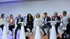 Auf dem Podium diskutierten Professor Dr. Verena Vogt (v.L.), Professor Dr. Leonie Sundmacher, beide Mitglied der Finazkomission Gesundheit, Dr. Andreas Gassen, KBV, Professor Dr. Henriette Neumeyer, DKG, Alexandra Bishop, AstraZenica, Patrick van der Loo, Pfeizer, Andreas Strom, DAK und Günter Wältermann, AOK Rheinland/Hamburg.