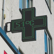 Hitze-Taskforce: Apotheken in Phase 2 Die Temperaturanzeige einer Apotheke von außen.