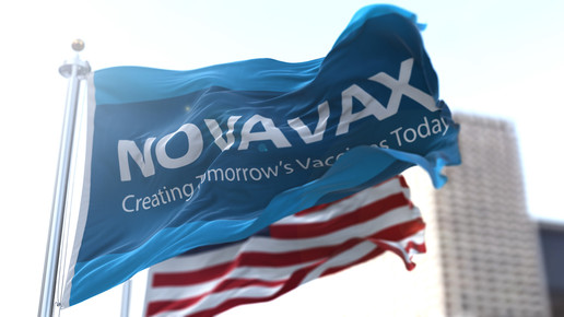 Novavax Flagge. Im Hintergrund die Flagge der USA.