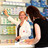 Apothekerin berät Kundin