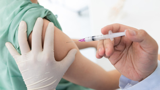 Symbolbild: Arzt impft einen Patienten. 