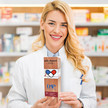 Lächelnde Apothekerin mit pDL-Award in der Hand