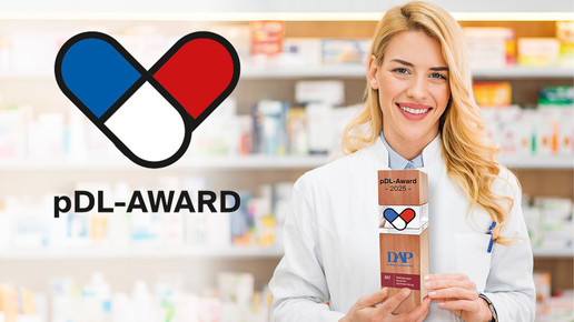 Lächelnde Apothekerin mit pDL-Award in der Hand