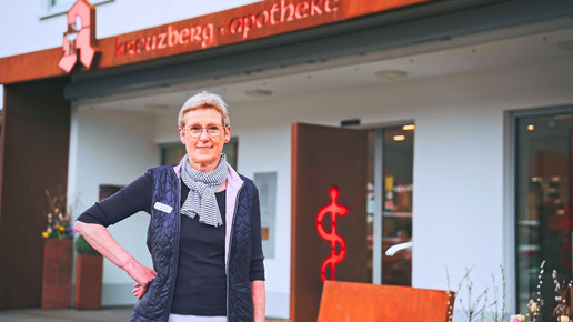 Ursula Porten-Bergmann vor ihrer Kreuzberg-Apotheke