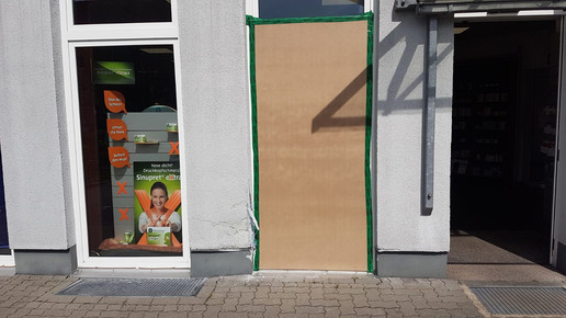 Vom Bremspedal gerutscht: Apothekenschaufenster kaputt