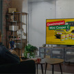 Eine Person schaut die TV Werbung von WEPA in einem Zuhause