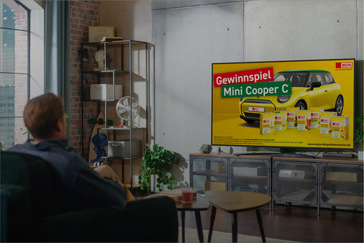 Eine Person schaut die TV Werbung von WEPA in einem Zuhause