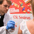 Impfaktion zum Karneval – Arzt oder Apotheker setzt eine Impfung bei einer Patientin